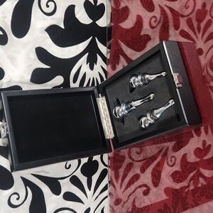 BOTTLE STOPPERS in Case